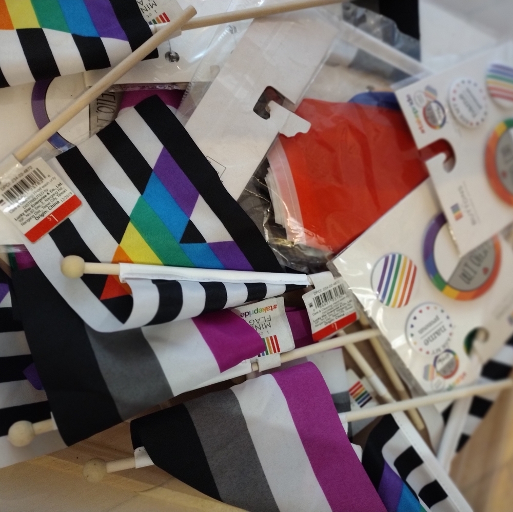 Pride bundle! Celebrate Party Mini flags Buttons Rainbow 🌈 - Picture 5 of 8